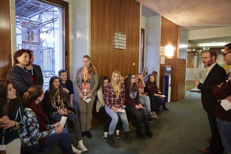 SchülerInnen während der Führung durch das Parlament im Couloir des NR-Saales