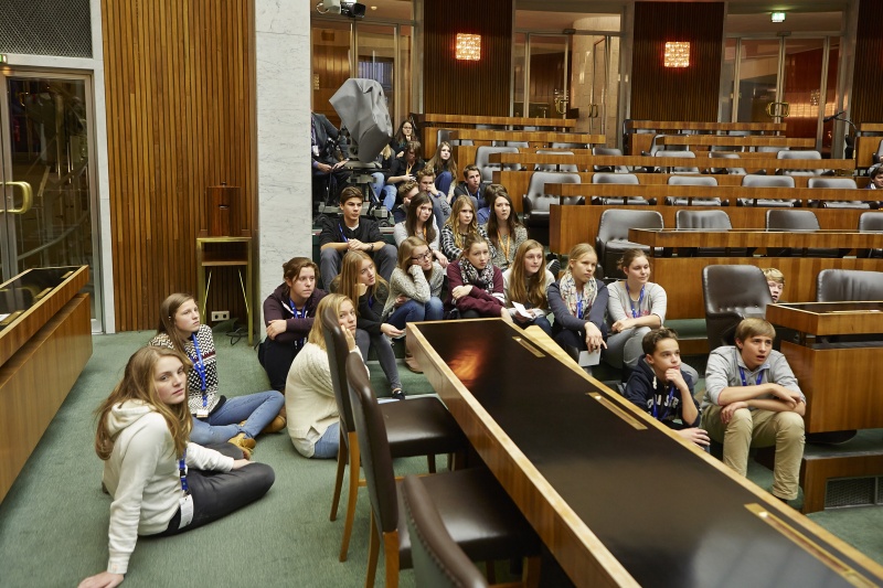 SchülerInnen während der Führung durch das Parlament im NR-Saal
