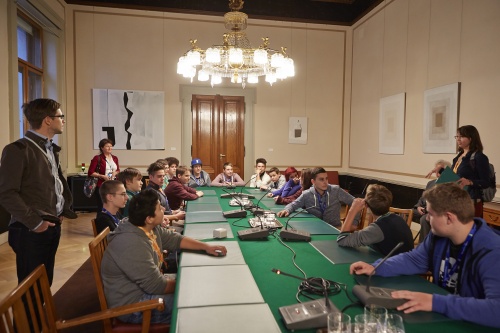 SchülerInnen während der Führung durch das Parlament im Ausschußlokal IV