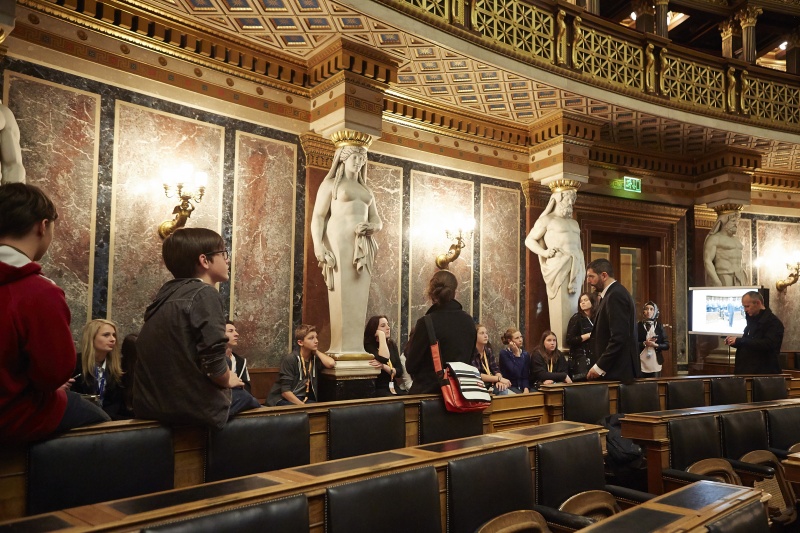 SchülerInnen während der Führung durch das Parlament im Historischen Sitzungssaal