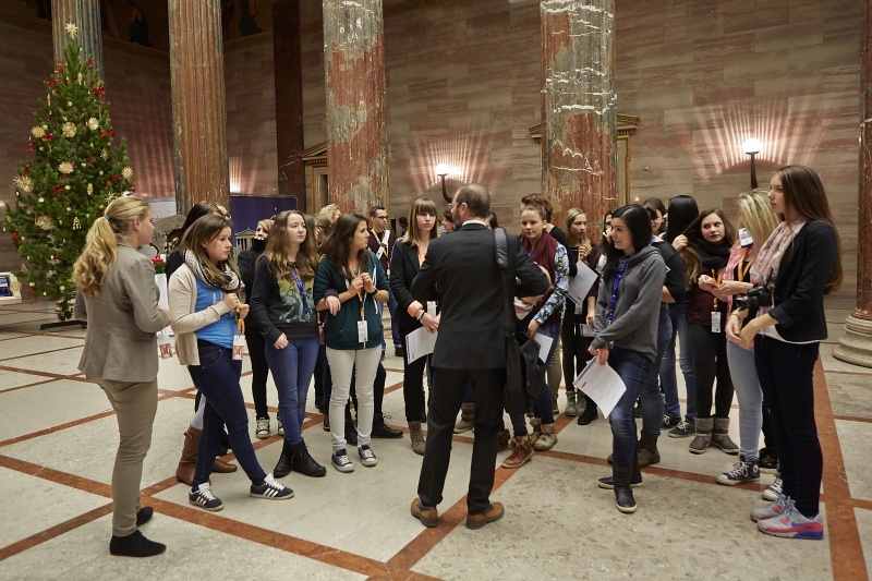 SchülerInnen während der Führung durch das Parlament in der Säulenhalle
