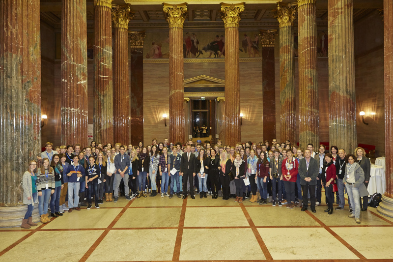Gruppenfoto mit allen teilnehmenden SchülerInnen, Bundesratspräsidentin Ana Blatnik (S) und Bundesratsvizepräsident Harald Himmer (V)