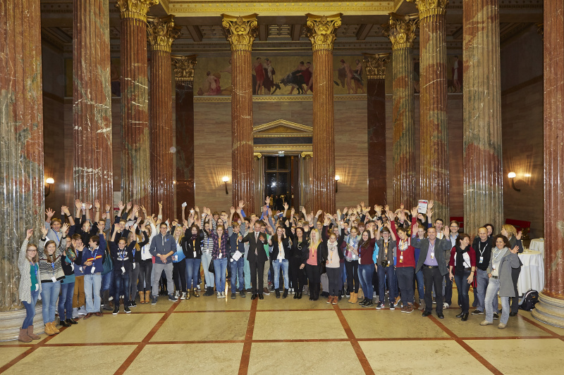 Gruppenfoto mit allen teilnehmenden SchülerInnen, Bundesratspräsidentin Ana Blatnik (S) und Bundesratsvizepräsident Harald Himmer (V)