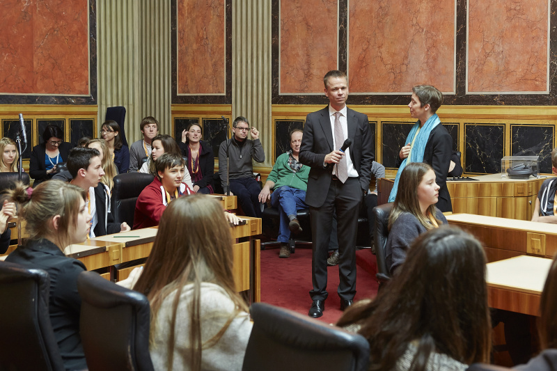 Bundesratsvizepräsident Harald Himmer (V) begrüßt die SchülerInnen