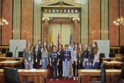 Gruppenfotos mit Bundesratspräsidentin Ana Blatnik (S) (Mitte) und den teilnehmenden SchülerInnnen