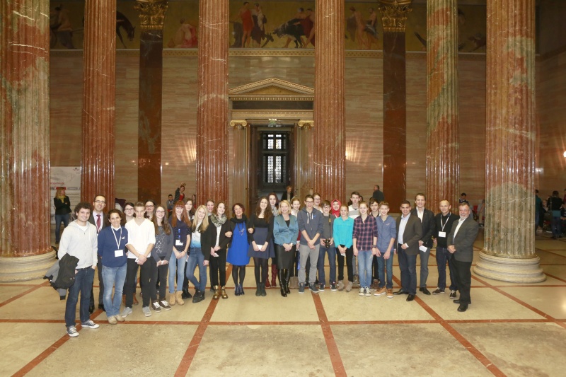 Gruppenfoto mit Nationalratspräsidentin Doris Bures (S) und Bundesratspräsidentin Ana Blatnik (S) und SchülerInnen des BG/BRG Villach Peraustrasse