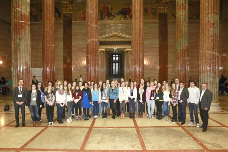 Gruppenfoto mit Nationalratspräsidentin Doris Bures (S) und Bundesratspräsidentin Ana Blatnik (S) und SchülerInnen der HLW Spittal