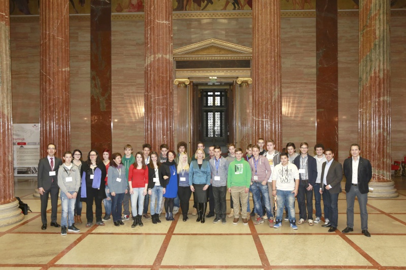 Gruppenfoto mit Nationalratspräsidentin Doris Bures (S) und Bundesratspräsidentin Ana Blatnik (S) und SchülerInnen der PTS Polytechnische Schule Villach