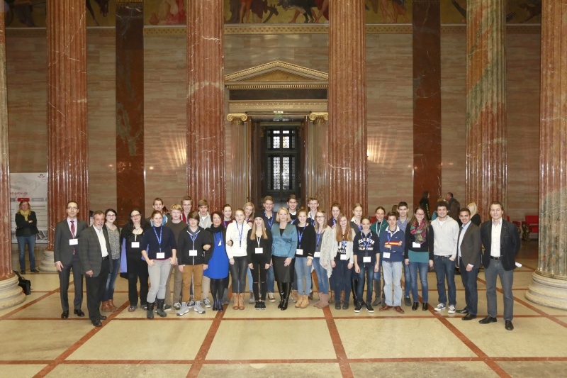 Gruppenfoto mit Nationalratspräsidentin Doris Bures (S) und Bundesratspräsidentin Ana Blatnik (S) und SchülerInnen des Europagymnasiums Klagenfurt