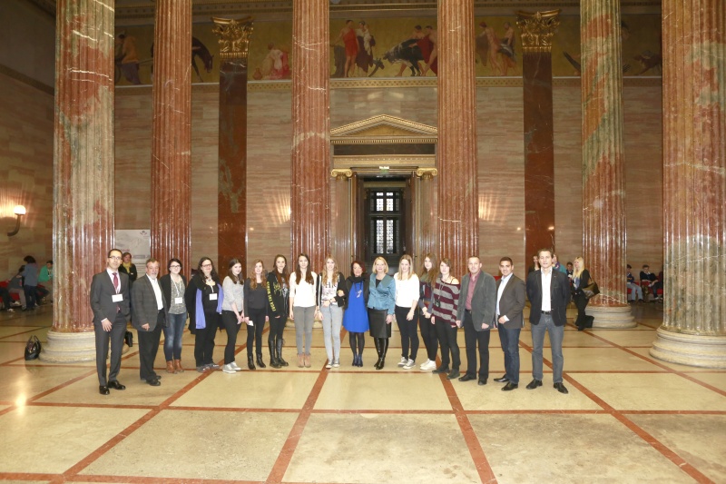 Gruppenfoto mit Nationalratspräsidentin Doris Bures (S) und Bundesratspräsidentin Ana Blatnik (S) und SchülerInnen des BG/BRG für Slowenen