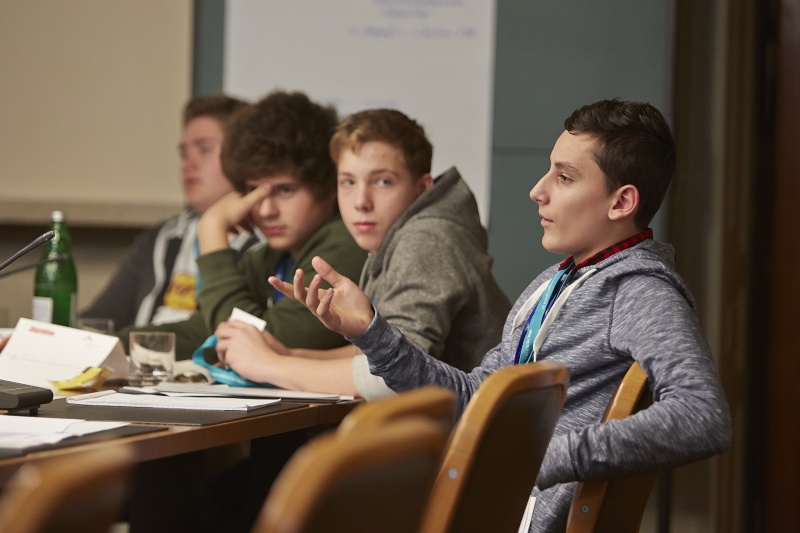 SchülerInnen während der Ausschusssitzung