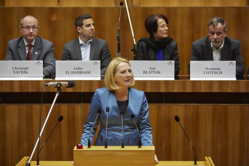Nationalratspräsidentin Doris Bures (S) begrüßt die SchülerInnen. Am Podium v.li.: Die Nationalratsabgeordneten Christoph Vavrik (N) und Asdin El Habbassi (V), Bundesratspräsidentin Ana Blatnik (S) sowie die Nationalratsabgeordneten und Hermann Lipitsch (S)