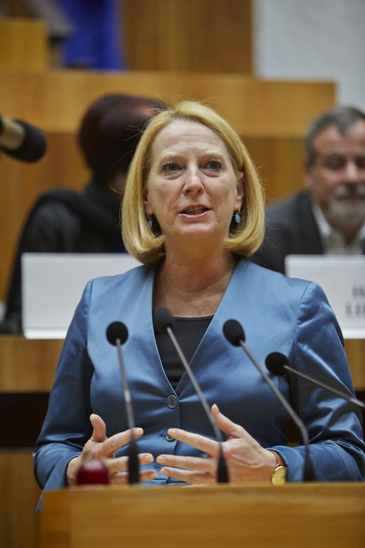 Nationalratspräsidentin Doris Bures (S) begrüßt die SchülerInnen