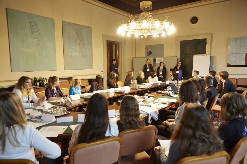 SchülerInnen während der Ausschusssitzung