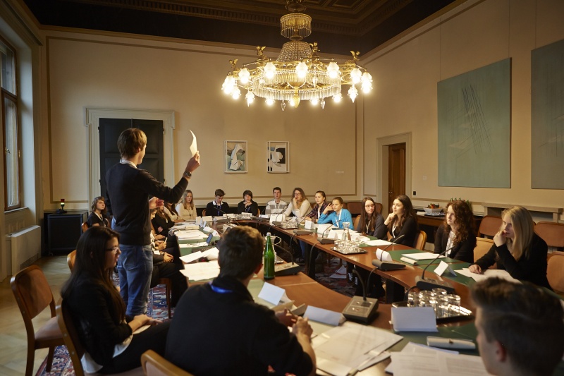 SchülerInnen während der Ausschusssitzung