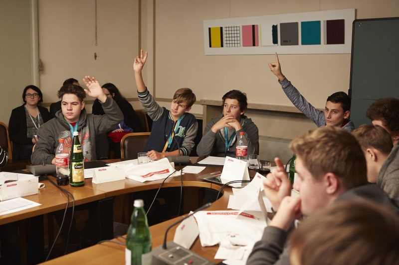 SchülerInnen während der Ausschusssitzung