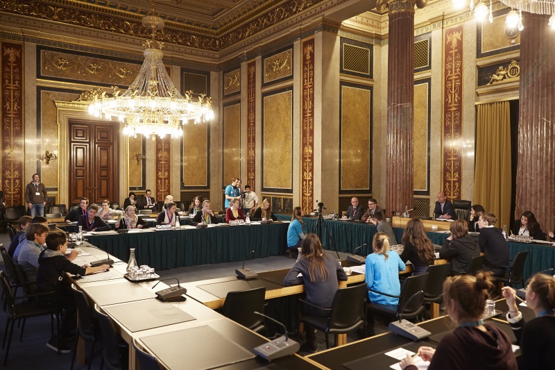 SchülerInnen während der Ausschusssitzung