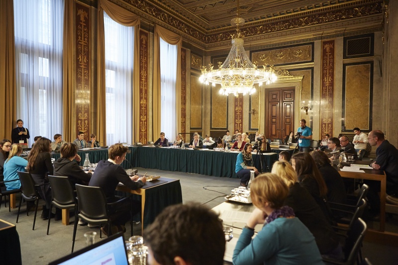 SchülerInnen während der Ausschusssitzung