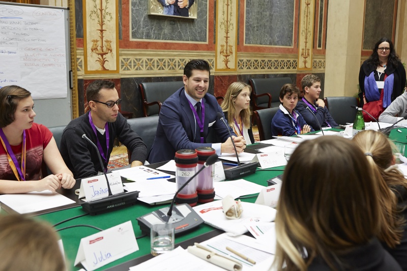 Nationalratsabgeordneter Philipp Schrangl (F) mit SchülerInnen während der Ausschusssitzung