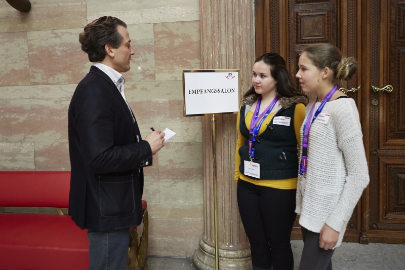 Nationalratsabgeordneter Robert Lugar (T) im Gespräch mit SchülerInnen