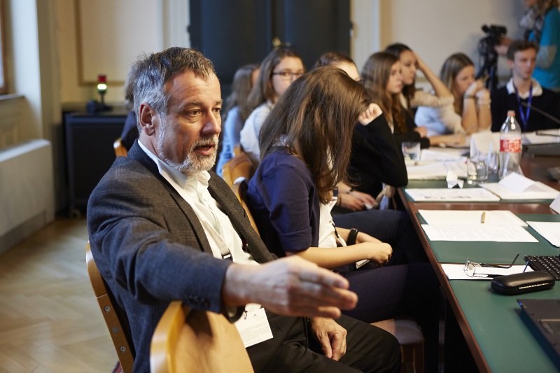 Nationalratsabgeordneter Hermann Lipitsch (S) mit SchülerInnen während der Ausschusssitzung