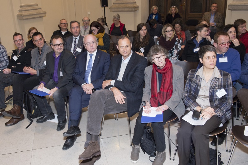 Blick Richtung VeranstaltungsteilnehmerInnen, v.li. QWIEN Hannes Sulzenbacher, Magnus-Hirschfeld-Gesellschaft Berlin Andreas Pretzel, QWIEN Andreas Brunner, Erster Vorsitzender des Gemeinderates der Stadt Wien Godwin Schuster (S), Stadtrat Andreas Mailath-Pokorny (S), Veranstaltungsteilnehmerin und Humboldt-Universität zu Berlin Corinna Tomberger