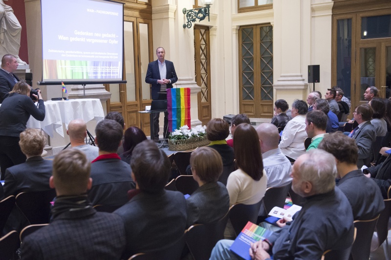 Stadtrat Andreas Mailath-Pokorny (S) bei der Eröffung der Konferenz. Blick Richtung VeranstaltungsteilnehmerInnen