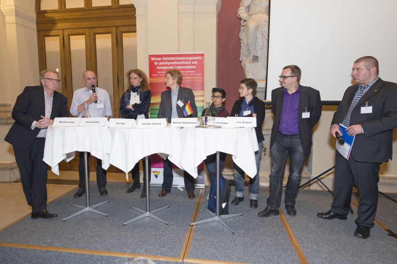 Podiumsgespräch - Was will die Wiener Community? v.li. Sozialdemokratische LSBTI Organisation Manfred Lang, HOSI Wien Kurt Krickler am Wort, TransX Eva Fels, Grüne andersrum Jennifer Kickert, QueerAmnesty Mariam Vedadinejad, Türkis Rosa Lila Tipp Marty Huber, QWIEN Andreas Brunner und Moderator WASt  Wolfgang Wilhelm