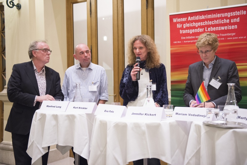 Podiumsgespräch - Was will die Wiener Community? v.li. Sozialdemokratische LSBTI Organisation Manfred Lang, HOSI Wien Kurt Krickler, TransX Eva Fels am Wort und Gruene andersrum Jennifer Kickert