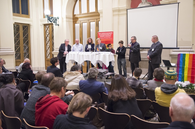 Podiumsgespräch - Was will die Wiener Community? v.li. Sozialdemokratische LSBTI Organisation Manfred Lang, HOSI Wien Kurt Krickler am Wort, TransX Eva Fels, Grüne andersrum Jennifer Kickert, QueerAmnesty Mariam Vedadinejad, Türkis Rosa Lila Tipp Marty Huber, QWIEN Andreas Brunner am Wort und Moderator WASt  Wolfgang Wilhelm