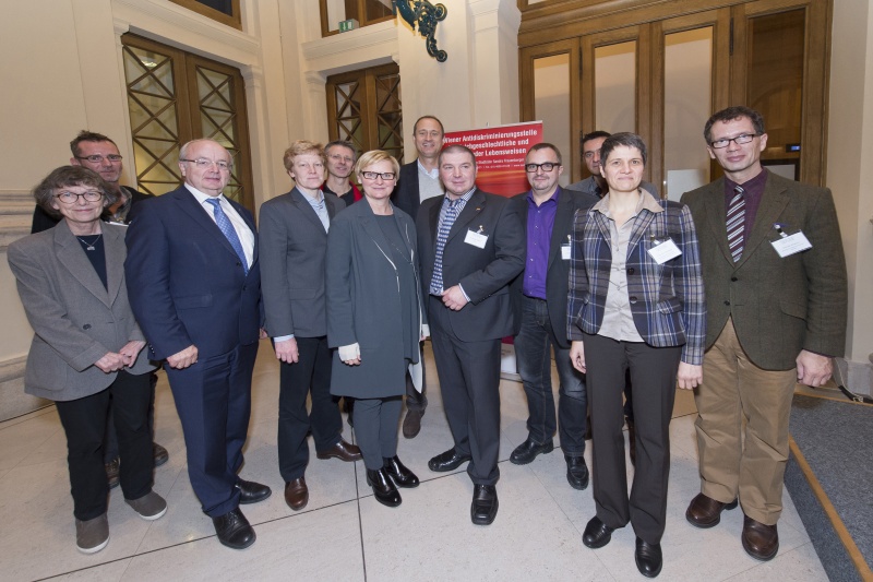 v.li. 2 VeranstaltungsteilnehmerInnen, Erster Vorsitzender des Gemeinderates der Stadt Wien Godwin Schuster (S), Grüene andersrum Jennifer Kickert, Veranstaltungsteilnehmer, Stadträtin Sandra Frauenberger (S), Stadtrat Andreas Mailath-Pokorny (S), WASt Wolfgang Wilhelm, QWIEN Andreas Brunner,  Veranstaltungsteilnehmer, Humboldt-Universität zu Berlin Corinna Tomberger und Institut für Zeitgeschichte München-Berlin Michael Schwartz
