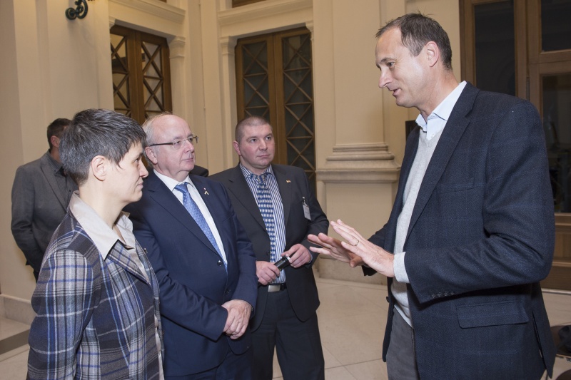v.li. Humboldt-Universität zu Berlin Corinna Tomberger, Erster Vorsitzender des Gemeinderates der Stadt Wien Godwin Schuster (S), WASt Wolfgang Wilhelm und Stadtrat Andreas Mailath-Pokorny (S) im Gespräch
