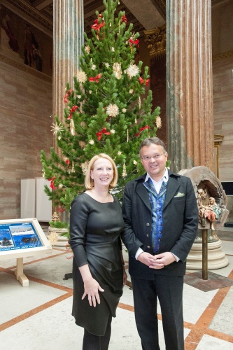 v.li.: Nationalratspräsidentin Doris Bures (S) und Nationalratsabgeordneter Gerald Hauser (F) dem Spender des diesjährigen Weihnachtsbaumes aus Tirol