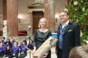 v.li.: Nationalratspräsidentin Doris Bures (S) bekommt ein Geschenk vom Spender des diesjährigen Weihnachtsbaumes Nationalratsabgeordneter Gerald Hauser (F)