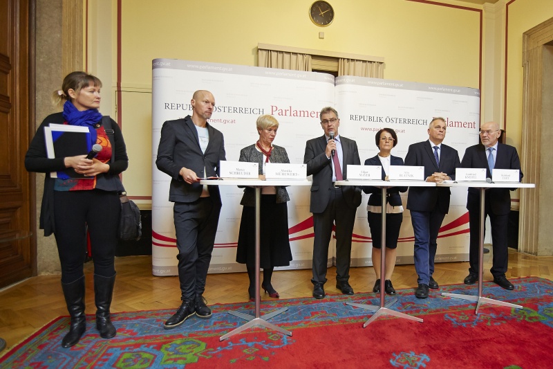 v. li.: Pressesprecherin der Bundesratspräsidentin Michaela Geistler-Quendler, die Bundesräte Marco Schreuder (G), Monika Mühlwerth (F), Edgar Mayer (V) am Wort, Bundesratspräsidentin Ana Blatnik (S), die Bundesräte Gottfried Kneifel (V) und Reinhard Todt (S)