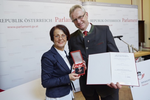 Bundesratspräsidentin Ana Blatnik (S) gemeinsam mit Bundesrat Ferdinand Tiefnig (V) bei der Ehrenzeichenüberreichung