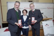 v.li. Bundesrat Günther Köberl (V), Bundesratspräsidentin Ana Blatnik (S) und Bundesrat Ferdinand Tiefnig (V) mit den Großen Silbernen Ehrenzeichen