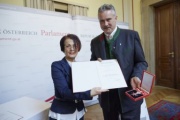 Bundesratspräsidentin Ana Blatnik (S) bei der Ehrenzeichenüberreichung an Bundesrat Günther Köberl (V)