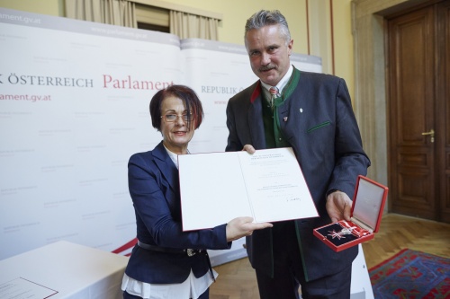 Bundesratspräsidentin Ana Blatnik (S) bei der Ehrenzeichenüberreichung an Bundesrat Günther Köberl (V)