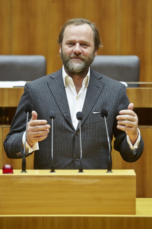 Nationalratsabgeordneter Josef Schellhorn (N) am Rednerpult