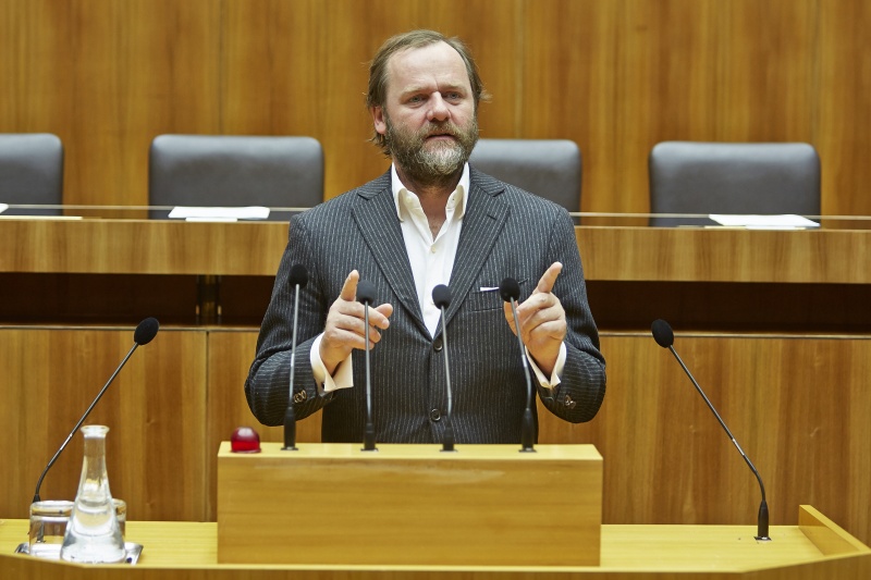 Nationalratsabgeordneter Josef Schellhorn (N) am Rednerpult