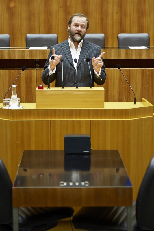 Nationalratsabgeordneter Josef Schellhorn (N) am Rednerpult