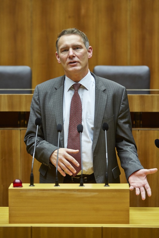 Nationalratsabgeordneter Thomas Schellenbacher (F) am Rednerpult