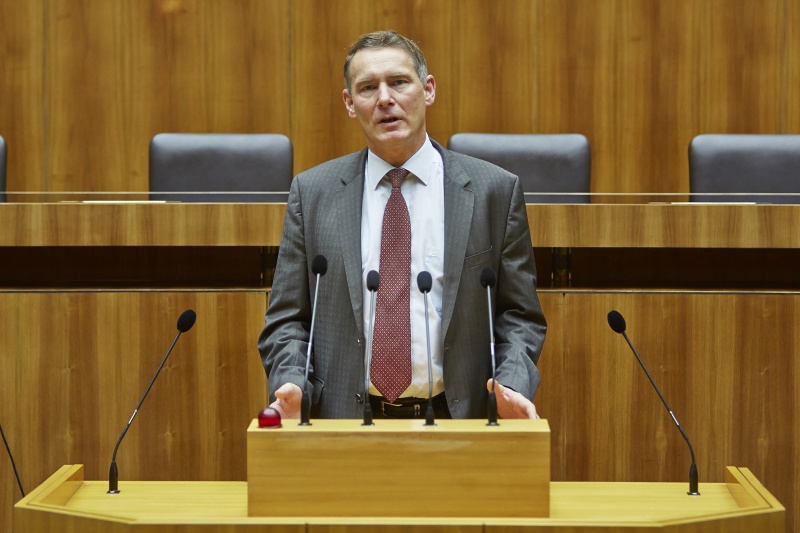 Nationalratsabgeordneter Thomas Schellenbacher (F) am Rednerpult