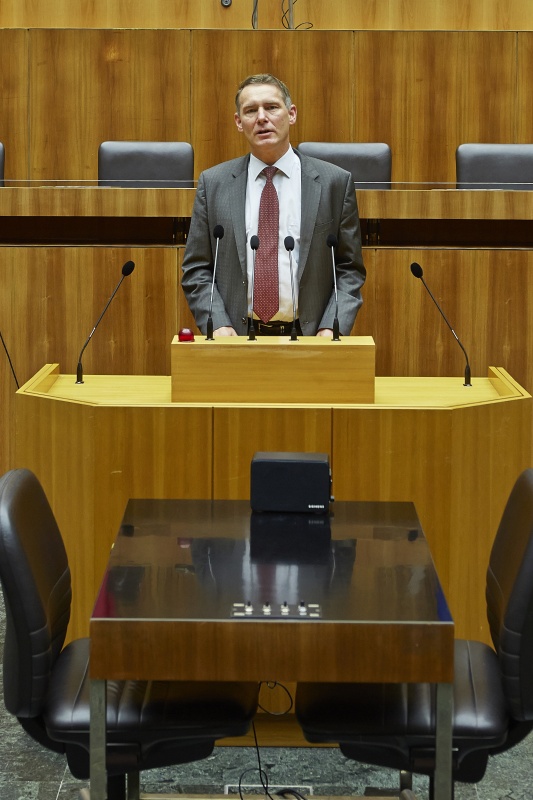 Nationalratsabgeordneter Thomas Schellenbacher (F) am Rednerpult