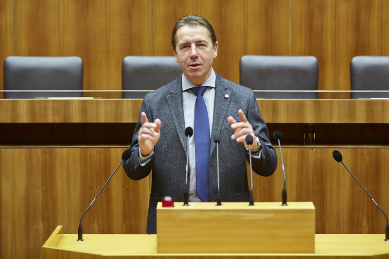 Nationalratsabgeordneter Erwin Angerer (F) am Rednerpult