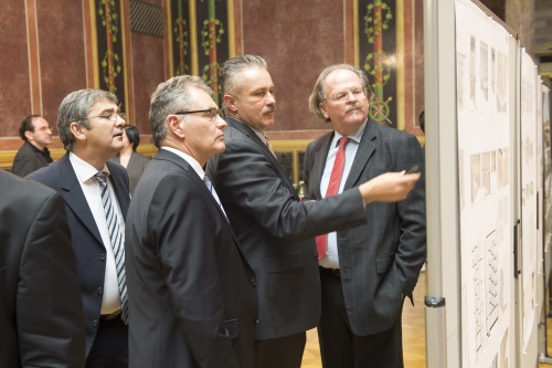 v.li.: Die Bundesräte Walter Temmel (V), Edgar Mayer (V) und Günther Köberl (V) informieren sich bei Zivilingenieur Ortfried Friedreich über die geplanten Umbaumaßnahmen