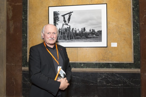Alois Lammerhuber vor der Fotografie Nummer 3 aus der Serie 'Towards The Horizon' von Emil Gataullin (Russland). Preisträger des Alfred Fried Photography Awards für das Friedensbild des Jahres 2014
