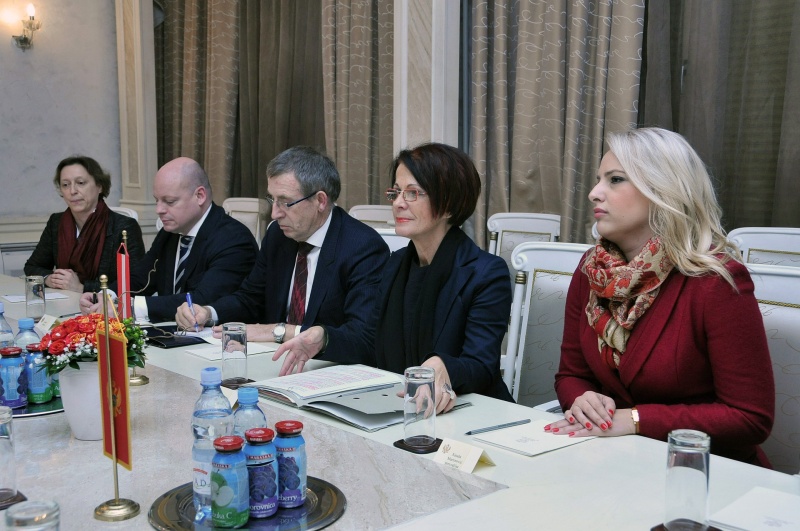 Aussprache. Österreichische Delegation mit Bundesratspräsidentin Ana Blatnik (S) (2.v.re)