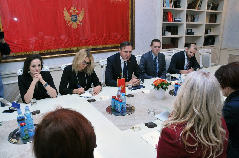 Aussprache. Montenegrinische Delegation mit dem Parlamentspräsidenten von Montenegro Ranko Krivokapić (2.v.li.)